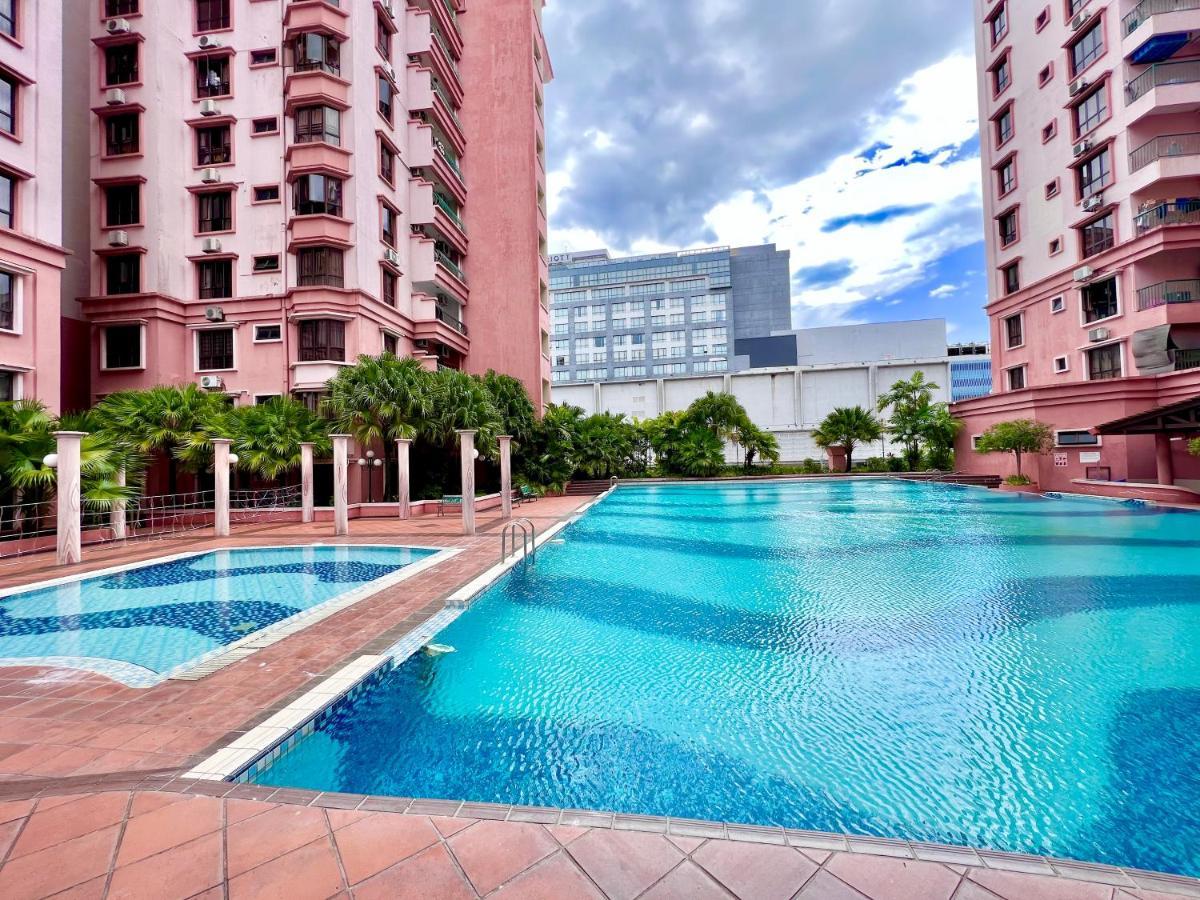 Penthouse Marina Court Vacation Home 4 Bedrooms Kota Kinabalu 14Pax Екстер'єр фото